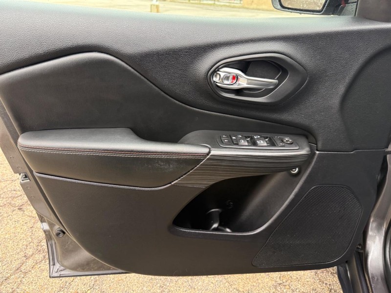 Jeep Cherokee Vehicle Full-screen Gallery Image 19