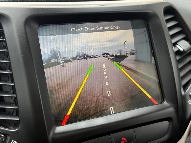Jeep Cherokee Vehicle Full-screen Gallery Image 24