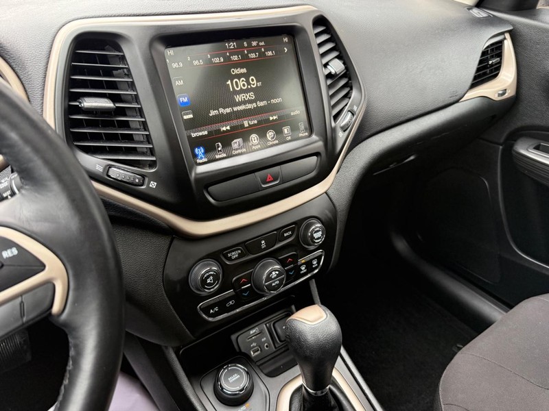 Jeep Cherokee Vehicle Full-screen Gallery Image 25