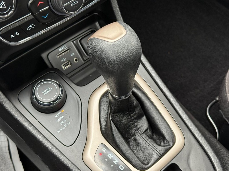 Jeep Cherokee Vehicle Full-screen Gallery Image 26