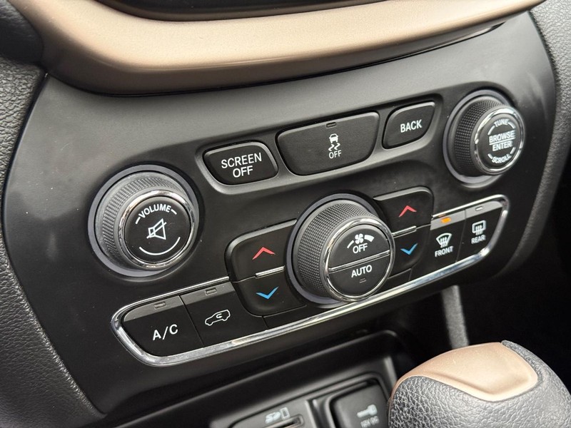 Jeep Cherokee Vehicle Full-screen Gallery Image 28