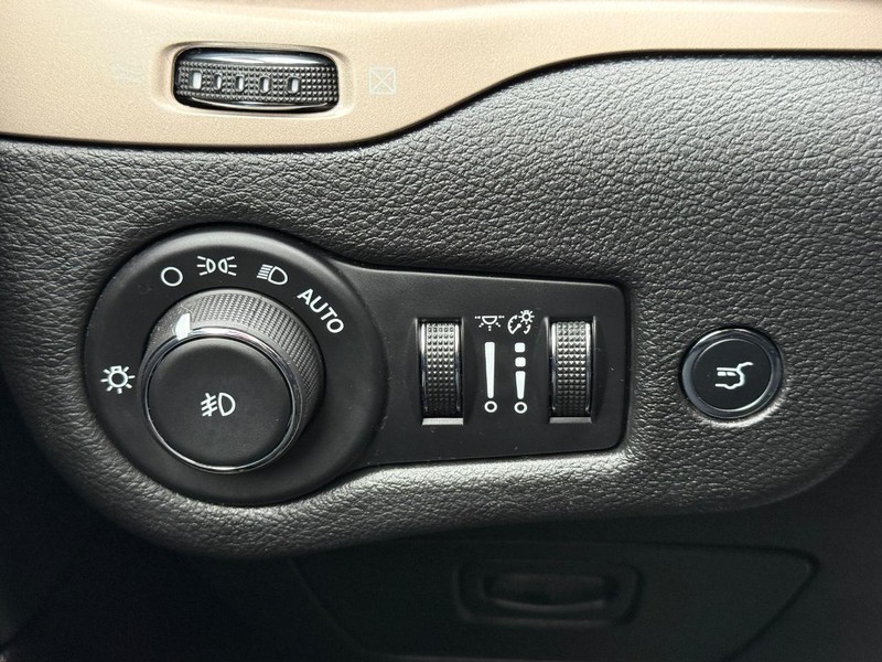 Jeep Cherokee Vehicle Full-screen Gallery Image 29