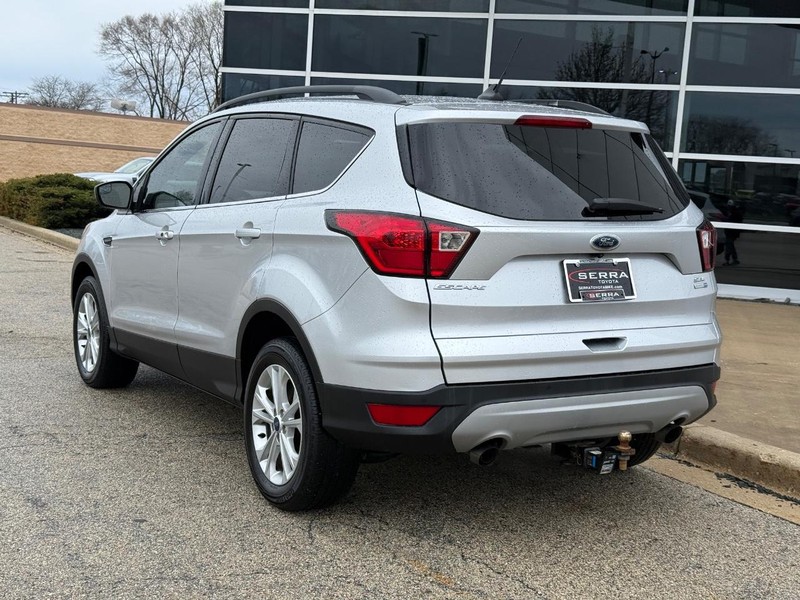 Ford Escape Vehicle Full-screen Gallery Image 05