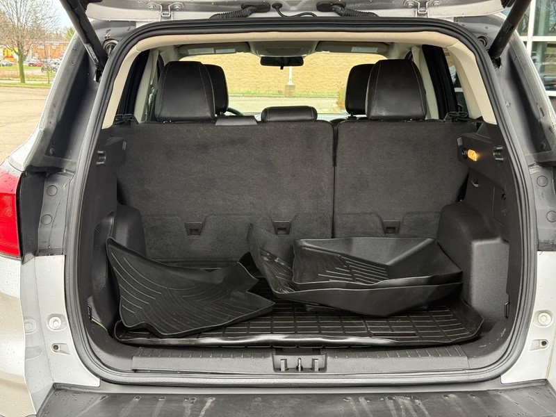 Ford Escape Vehicle Full-screen Gallery Image 09