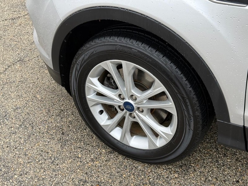 Ford Escape Vehicle Full-screen Gallery Image 10