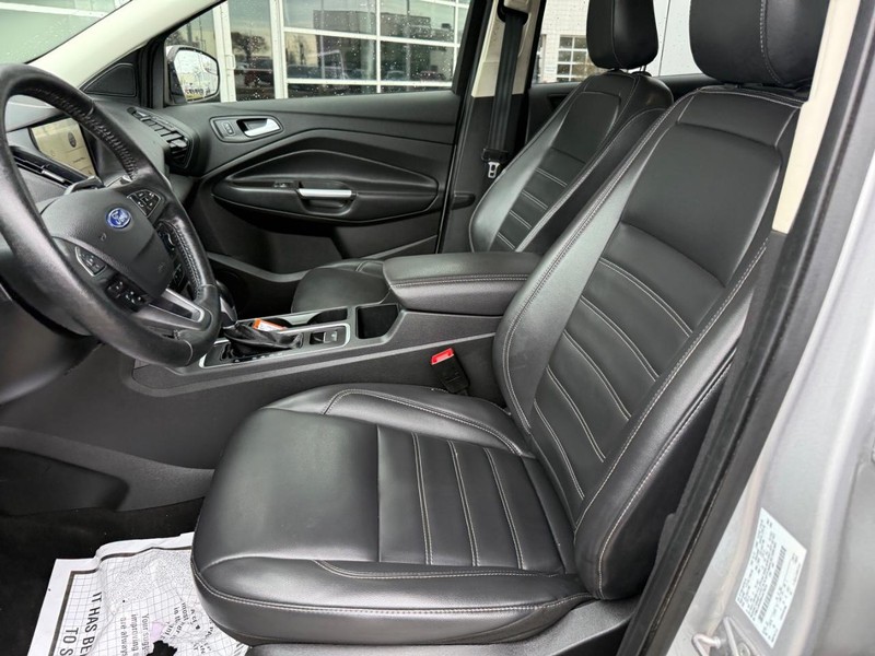 Ford Escape Vehicle Full-screen Gallery Image 16
