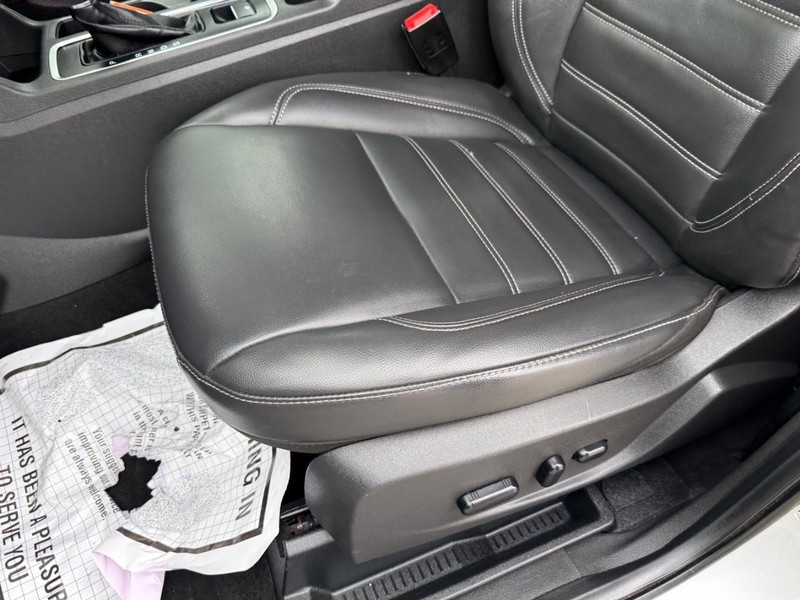 Ford Escape Vehicle Full-screen Gallery Image 17