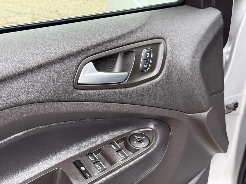 Ford Escape Vehicle Full-screen Gallery Image 18