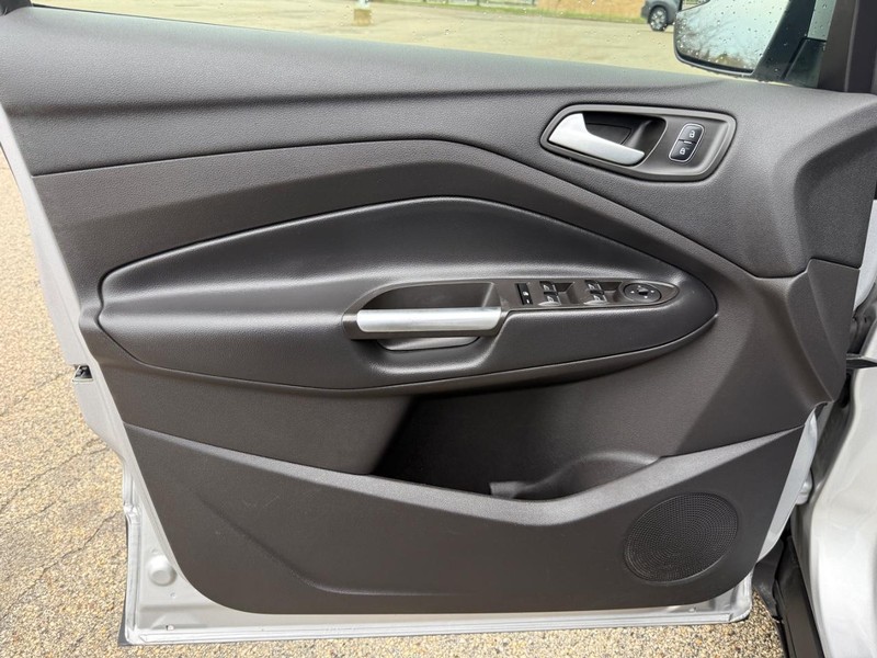 Ford Escape Vehicle Full-screen Gallery Image 19