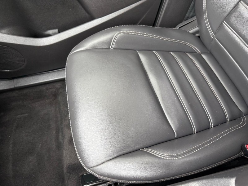 Ford Escape Vehicle Full-screen Gallery Image 27