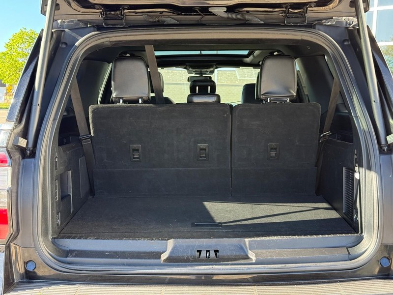 Ford Expedition Max Vehicle Full-screen Gallery Image 09