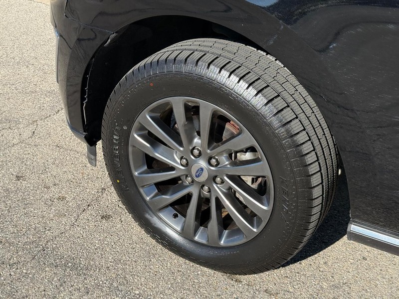 Ford Expedition Max Vehicle Full-screen Gallery Image 10