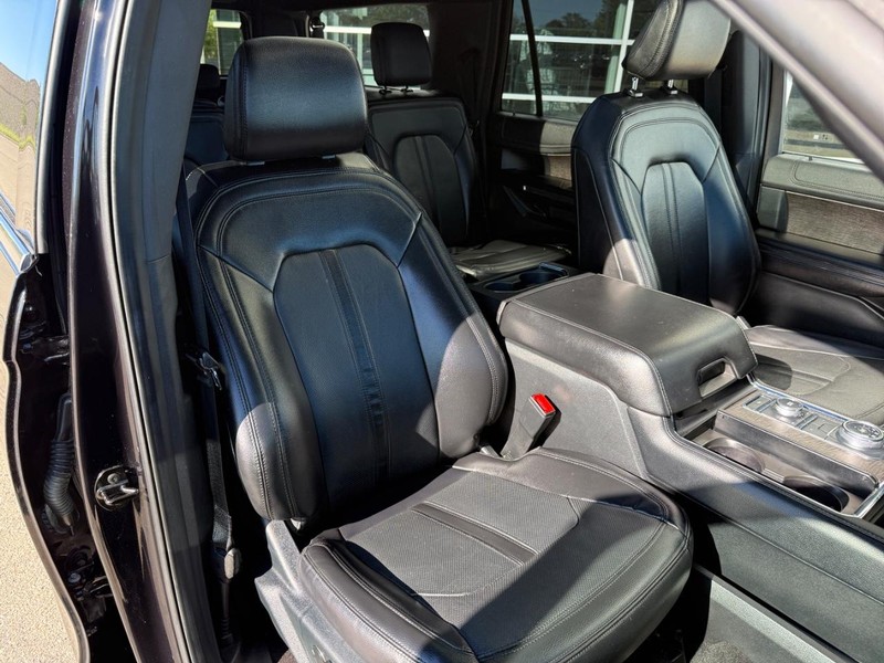 Ford Expedition Max Vehicle Full-screen Gallery Image 11