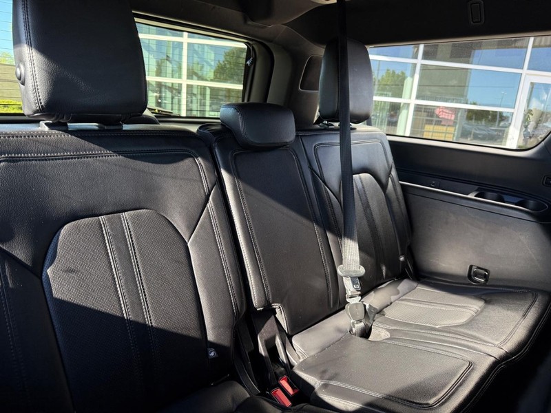 Ford Expedition Max Vehicle Full-screen Gallery Image 13