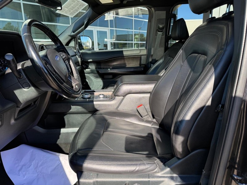 Ford Expedition Max Vehicle Full-screen Gallery Image 17