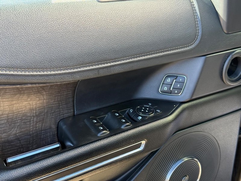 Ford Expedition Max Vehicle Full-screen Gallery Image 19