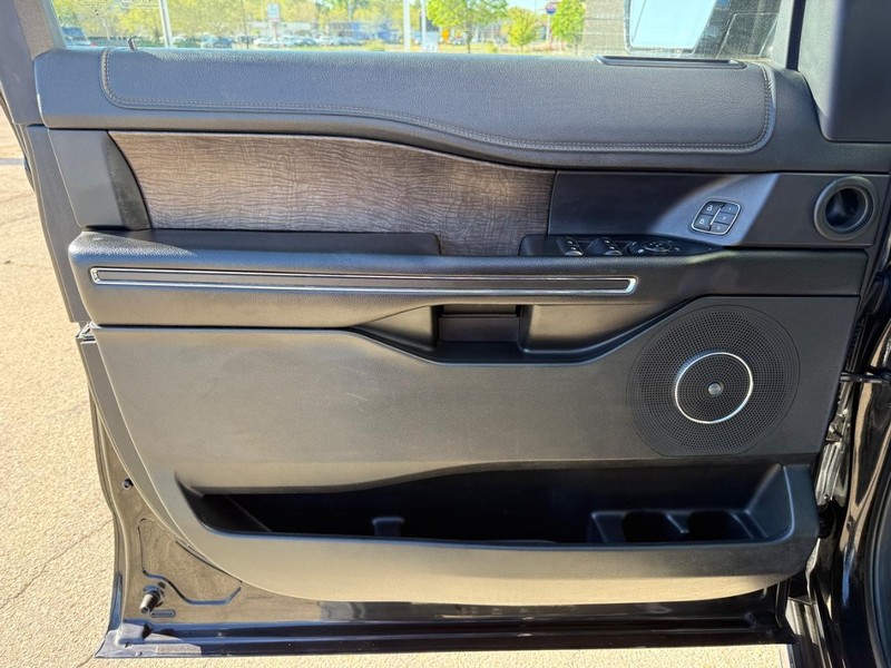 Ford Expedition Max Vehicle Full-screen Gallery Image 20