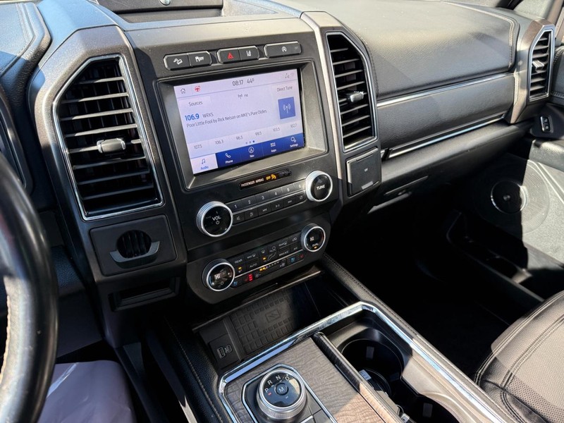 Ford Expedition Max Vehicle Full-screen Gallery Image 26