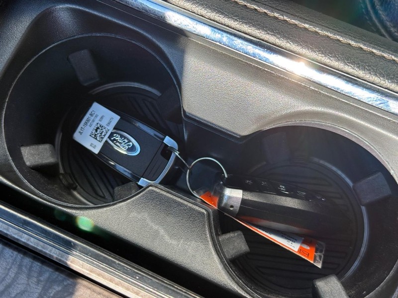 Ford Expedition Max Vehicle Full-screen Gallery Image 31