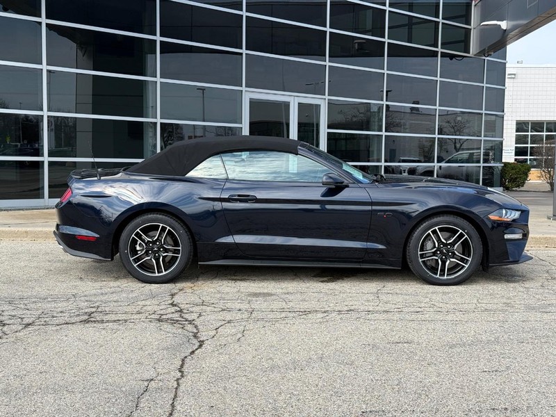 Ford Mustang Vehicle Full-screen Gallery Image 02