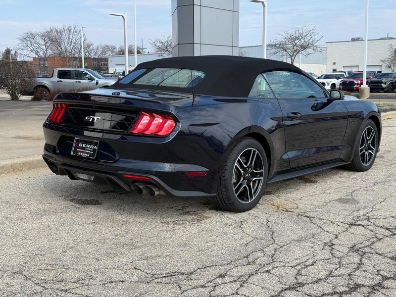 Ford Mustang Vehicle Full-screen Gallery Image 03