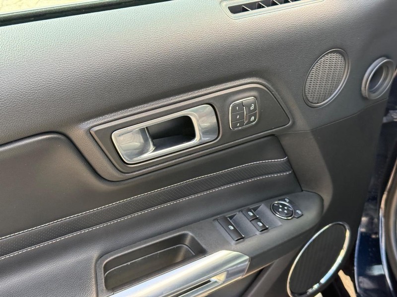 Ford Mustang Vehicle Full-screen Gallery Image 13