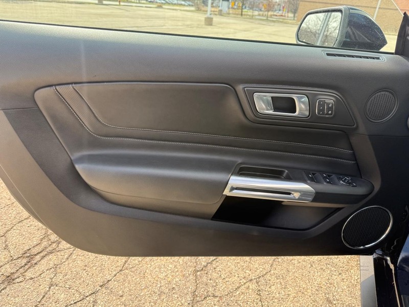 Ford Mustang Vehicle Full-screen Gallery Image 14