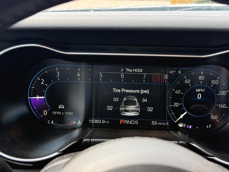 Ford Mustang Vehicle Full-screen Gallery Image 19