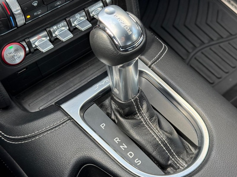 Ford Mustang Vehicle Full-screen Gallery Image 23