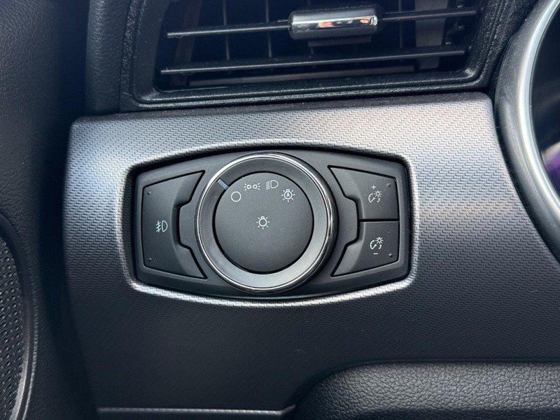 Ford Mustang Vehicle Full-screen Gallery Image 26