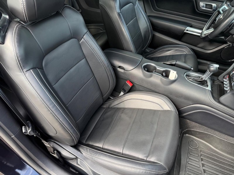 Ford Mustang Vehicle Full-screen Gallery Image 28