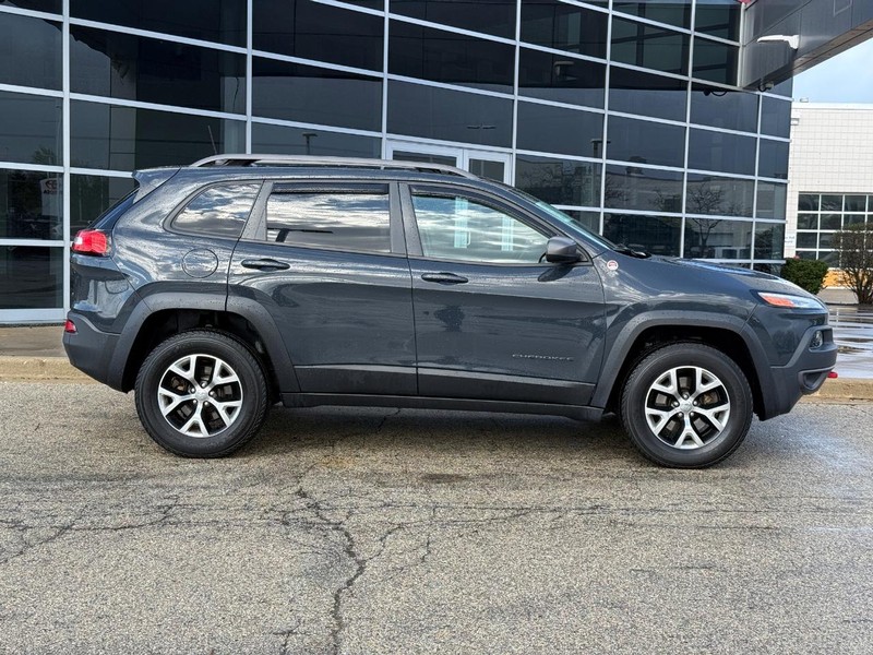 Jeep Cherokee Vehicle Full-screen Gallery Image 02