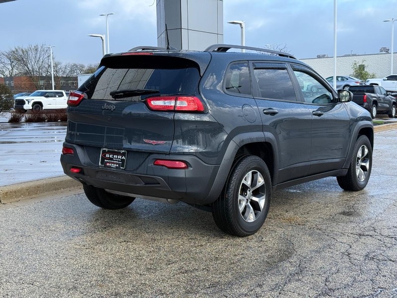 Jeep Cherokee Vehicle Full-screen Gallery Image 03