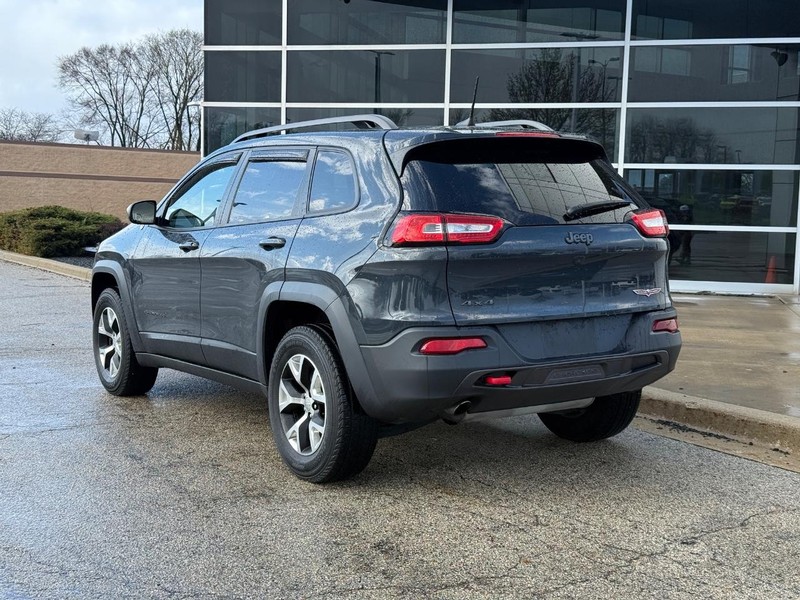Jeep Cherokee Vehicle Full-screen Gallery Image 05