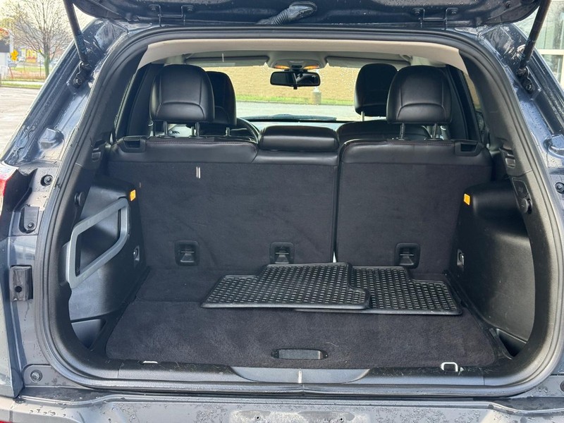 Jeep Cherokee Vehicle Full-screen Gallery Image 09
