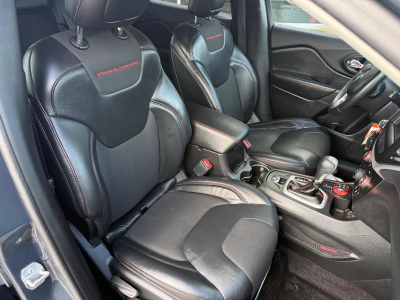 Jeep Cherokee Vehicle Full-screen Gallery Image 11