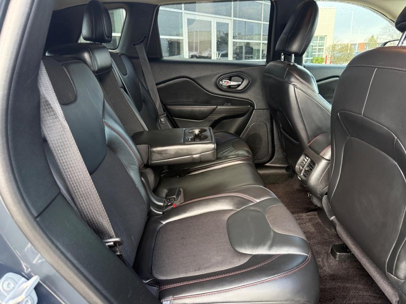 Jeep Cherokee Vehicle Full-screen Gallery Image 12