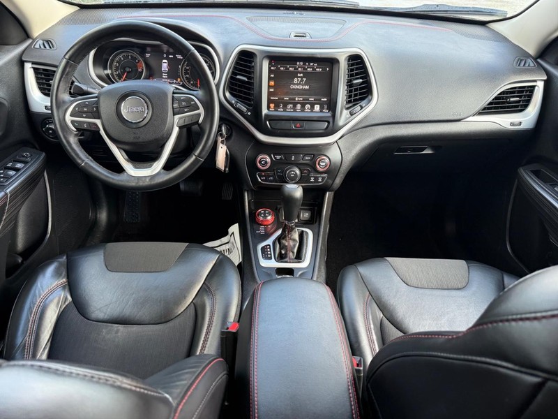 Jeep Cherokee Vehicle Full-screen Gallery Image 13