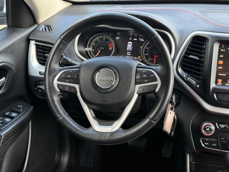 Jeep Cherokee Vehicle Full-screen Gallery Image 14