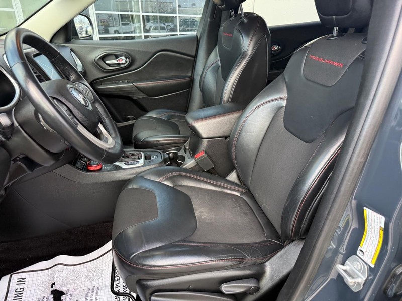 Jeep Cherokee Vehicle Full-screen Gallery Image 16