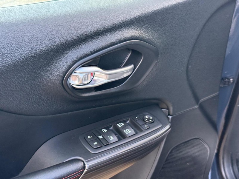 Jeep Cherokee Vehicle Full-screen Gallery Image 18