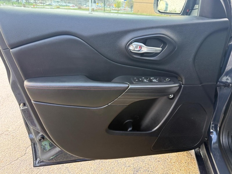 Jeep Cherokee Vehicle Full-screen Gallery Image 19
