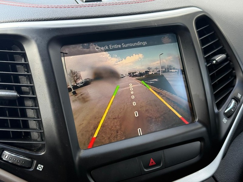 Jeep Cherokee Vehicle Full-screen Gallery Image 24