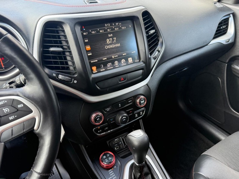 Jeep Cherokee Vehicle Full-screen Gallery Image 25