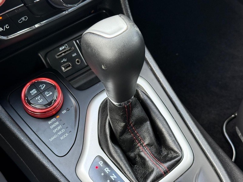 Jeep Cherokee Vehicle Full-screen Gallery Image 26