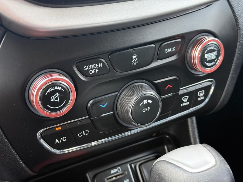 Jeep Cherokee Vehicle Full-screen Gallery Image 28