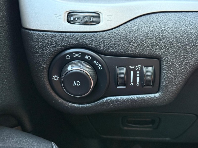 Jeep Cherokee Vehicle Full-screen Gallery Image 31