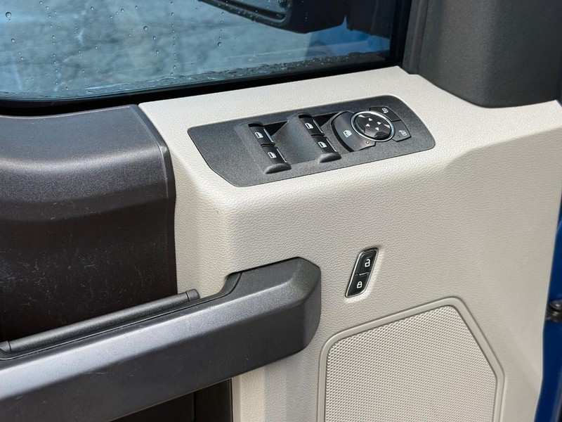 Ford F-150 Vehicle Full-screen Gallery Image 18