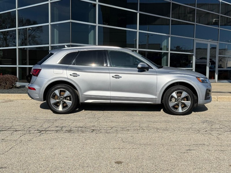Audi Q5 Vehicle Full-screen Gallery Image 02