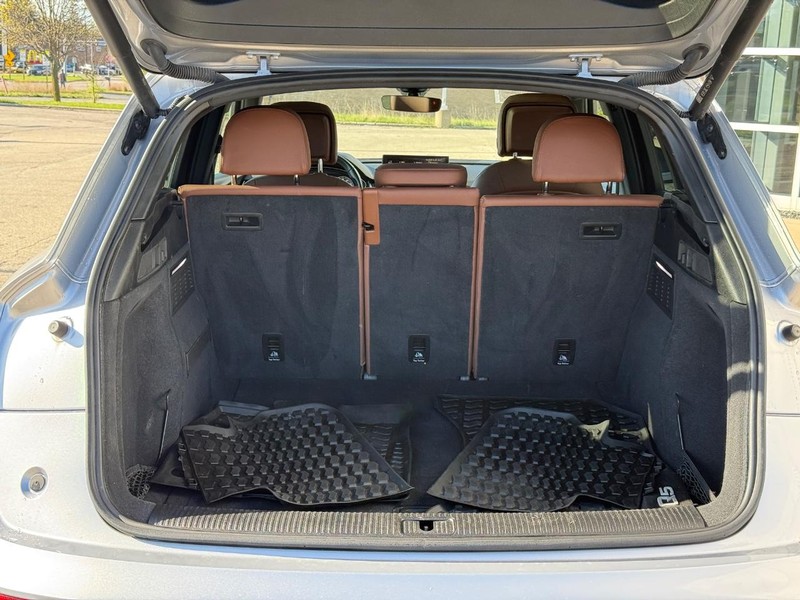Audi Q5 Vehicle Full-screen Gallery Image 09